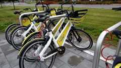 Helsingissä ja Espoossa kaupunkipyörillä tehdään vuosittain yhteensä yli 2,5 miljoonaa matkaa. Vantaalla taas tehtiin viime vuonna tehtiin reilu 39 000 matkaa. Kuvassa Vantaan kaupunkipyöriä Tammistossa syksyllä 2019.