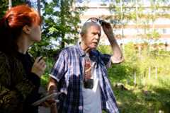 HS:n toimittaja Vilma Ikola ja yksityisetsivä Pekka Nurmi jalkautuivat Lauttasaareen selvittämään ”Nastamuumion” arvoitusta.