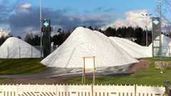 Vantaan Hakunilan lumikone on tuutannut jo muutaman lumikasan. Lumi levitetään ensimmäisenä Hakunilan urheilukentän juoksuradalle.