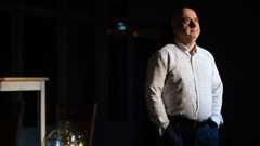 Valkovenäläinen näyttelijä, ohjaaja ja teatterinjohtaja Uladzimir Ushakou joutui pakenemaan ensin poliittista vainoa Minskistä Ukrainaan Kiovaan, ja sieltä sodan alettua Suomeen Artists at Risk -järjestön avustamana.