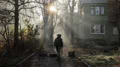 Ukrainalaissotilas vaurioituneen kerrostalon edustalla eturintaman lähistöllä olevassa  Kostjantynivkan kaupungissa Donetskin alueella viime viikolla. 