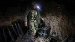 Ukrainan armeijan sotilas valmistautui lataamaan haupitsia viime viikolla Donetskissa.