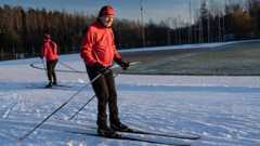 Järvenpäässä asuva Jorma Seppälä hiihti Hakunilan urheilupuistossa Vantaalla lauantaina. Seppälä ehti paikalle avaamaan hiihtokauden jo perjantaina, jolloin hän taittoi suksilla 30 kilometrin matkan.