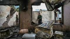 Intialaismies tutki taloonsa tulleita vahinkoja Intian Kashmirin alueella sijaitsevassa Salamabadin kylässä torstaina. Tuhon syyksi kerrottiin Pakistanin tykistöisku.