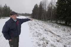 Surmatyön silminnäkijä Edvin Isolehto näytti syksyllä 2010 oikeaa väijytyspaikkaa.