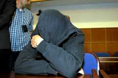 Hyvinkään surmat tunnustanut 18-vuotias mies peitti kasvonsa vangitsemisoikeudenkäynnissä Hyvinkään käräjäoikeudessa maanantaina 28. toukokuuta 2012.