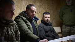 Ukrainan presidentinkanslian päällikkö Andriy Jermak (vas.) ja presidentti Volodymyr Zelenskyi vierailivat Zaporižžjan alueella olevalla komentopaikalla viime vuoden joulukuussa.