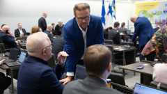 Keskustan Petri Roininen Vantaan kaupunginvaltuuston kokouksessa. Valtuusto päätti keskustelun jälkeen jatkaa Vantaan ratikan rakentamista. 