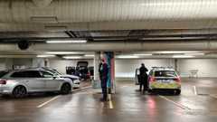 Poliisi käskytti henkilöauton kuljettajaa Myyrmannin kauppakeskuksen autohallissa.