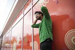 Sain jalat alle 21-vuotiaana, kun tein ensimmäisen stand up -keikan On the Rocks -klubilla ja se meni hyvin ja seuraavakin keikka meni hyvin, stand up -koomikko Fathi Ahmed sanoo. 