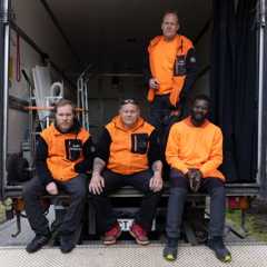 Muuttomiehet Joonas Koponen, Petri Puolakka ja Saikouba Ceesay istumassa. Muuttomies Sami Mäkynen seisoo takana.