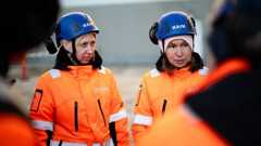 Liudmyla Hordiienko (vas.) ja Mariia Onyschenko harjoittelevat Suomessa marraskuun ajan, millaisella tekniikalla purkutöitä kannattaa tehdä. 