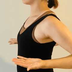 【首の根本から肩にかけて盛り上がってない?】ガチガチもっこり肩を解消する「僧帽筋ストレッチ」