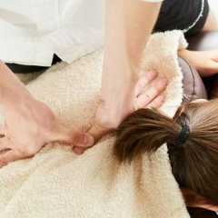 【肩を揉んでも肩こりが解消されないあなたへ】痛みの原因は腕にある?肩こりが楽になる簡単「腕もみ」