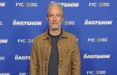 Jon Stewart explique la présence de son nom dans les dossiers Epstein