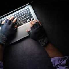 ICチップを体内に取り込む技術がありますが、そのIcチップがDDoS攻撃によって攻撃を受けた場合身体的にどのような影響がありますか？