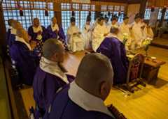 大日如来の真言を一緒に唱える僧侶と神職
