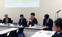 原潜保有問題で意見を交わす専門家や国会議員=東京都、衆院第1議員会館