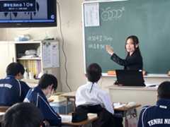 10年後のなりたい自分を思い描き、実現のための行動を考える「ライフデザイン」の出前授業=2日、天理市二階堂上ノ庄町の同市立西中学校