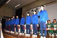 全国高校駅伝大会を控え、壮行式に臨んだ青森山田の陸上部の選手たち