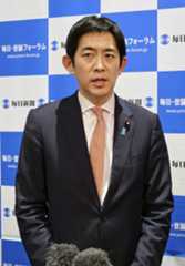 記者団の取材に応じる自民党の小林元経済安保相＝17日午後、福岡市