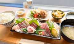 刺身の他にもおかずがたっぷり。チキン南蛮やピザといったカフェメニューも人気