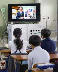 校内放送でノーベル賞について学ぶ児童たち=11日午前、大阪府寝屋川市