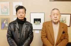 色鉛筆画の木付吉弘さん（左）と透明水彩画の新名大二郎さん＝豊後大野市千歳町下山の中九州アートミュージアム幸寿記念館