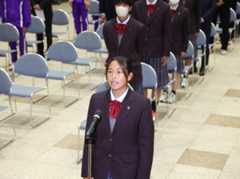 全国大会に向けて決意表明する柳ケ浦高女子サッカー部の田淵聖那主将＝県庁