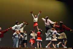 パワフルなパフォーマンスで会場を盛り上げたチアリーディング部=13日、五條市野原中4丁目の智弁学園