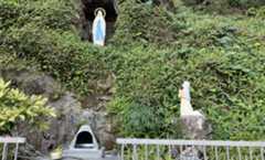 信徒たちの労働奉仕で作られたルルド