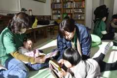 「川平のおうち」を訪れた子どもたちと遊ぶ宮城こどもホスピスプロジェクト代表の名古屋祐子さん（右から２人目）らスタッフ＝仙台市、１月