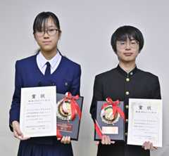 Aクラスで優勝した(右から)石山さん、立花さん
