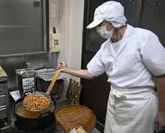 揚げ終わった「あかだ」の油を切る岡田博さん＝2025年10月、愛知県津島市