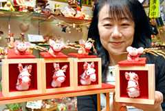 「うまくいく」の願いを込めた干支の縁起物＝天童市・呉服のささき