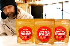 県産果物のドライフルーツと燻製ナッツを組み合わせた新商品と、「蔵王温泉タキヤマスタジヲ」支配人の片山健太郎さん＝山形市・蔵王温泉