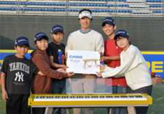 贈呈式で記念撮影する石川遼選手＝右から３人目＝と芸西小の児童（芸西村西分甲の黒潮カントリークラブ）