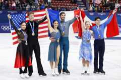 アイスダンスの表彰式を終え、撮影に応じる（左から）銀メダルのマディソン・チョック、エバン・ベーツ組、金メダルのロランス・フルニエボードリー、ギヨーム・シゼロン組、銅メダルのパイパー・ギレス、ポール・ポワリエ組＝11日、ミラノ