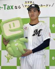 e―Taxを呼びかけるロッテの西川史礁選手＝12日午後、和歌山県日高川町