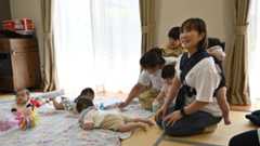 “お昼寝”発起人の遠藤しのぶさん（右）。母親が昼寝をする間、別室で子どもを遊ばせる（右）＝６月、宮城県塩釜市