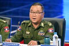 14日、ミャンマー最大都市ヤンゴンで記者会見する軍事政権のゾーミントゥン報道官（共同）