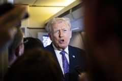 大統領専用機で記者団の取材に応じるトランプ米大統領＝11月30日（ゲッティ＝共同）