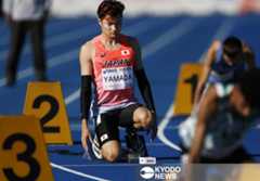 スタート前に集中する陸上男子の山田真樹＝２０２５年１１月、駒沢陸上競技場（共同）