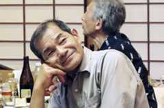 新潟水俣病の被害者を支援してきた旗野秀人さん（映画「春、阿賀の岸辺にて」の一場面から、小森はるかさん提供）