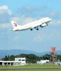 2026年3月までの欠航が明らかになった中国東方航空=2024年7月16日、霧島市の鹿児島空港