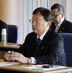 九州電力川内原発を訪れ、要望を伝える鹿児島県薩摩川内市の田中良二市長＝27日、薩摩川内市