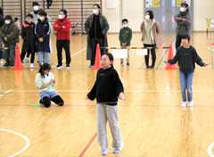特別企画の持久跳びに挑む出場者たち＝長井市・長井小体育館