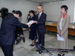 兵庫県知事の疑惑告発文書問題で調査報告書を提出する第三者委のメンバー＝19日午後、兵庫県庁