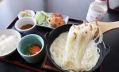 「遊麺三昧」の地獄炊き定食。すり身揚げやご飯も付いている