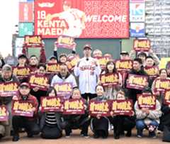 プロ野球・楽天に入団し、ファンと記念写真に納まる前田健太投手(中央)=16日、楽天モバイルパーク宮城